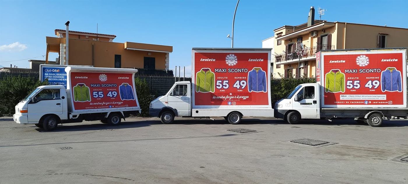 Tre camion vela in fila con la campagna Invicta Maxi sconto