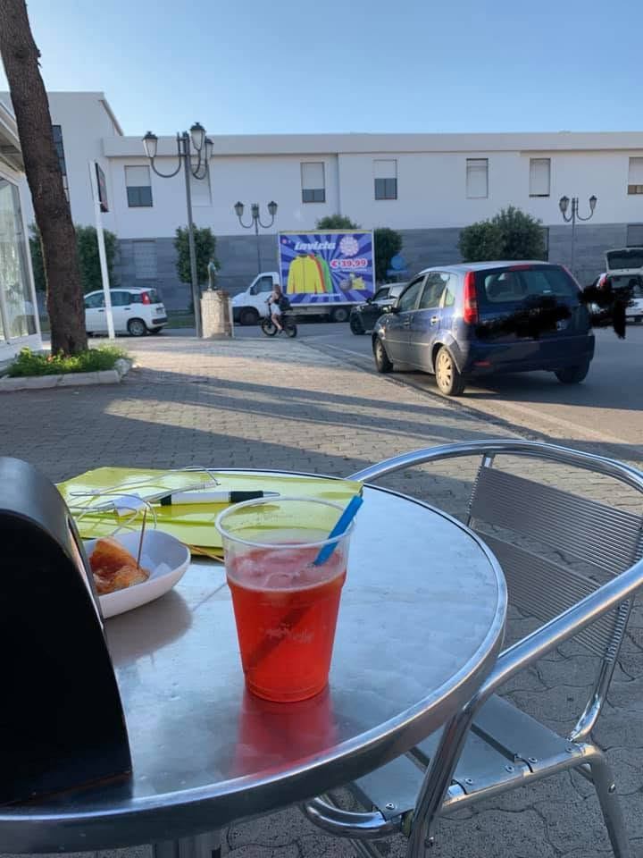 Camion vela Invicta 39,99 euro visto dai tavolini di un bar