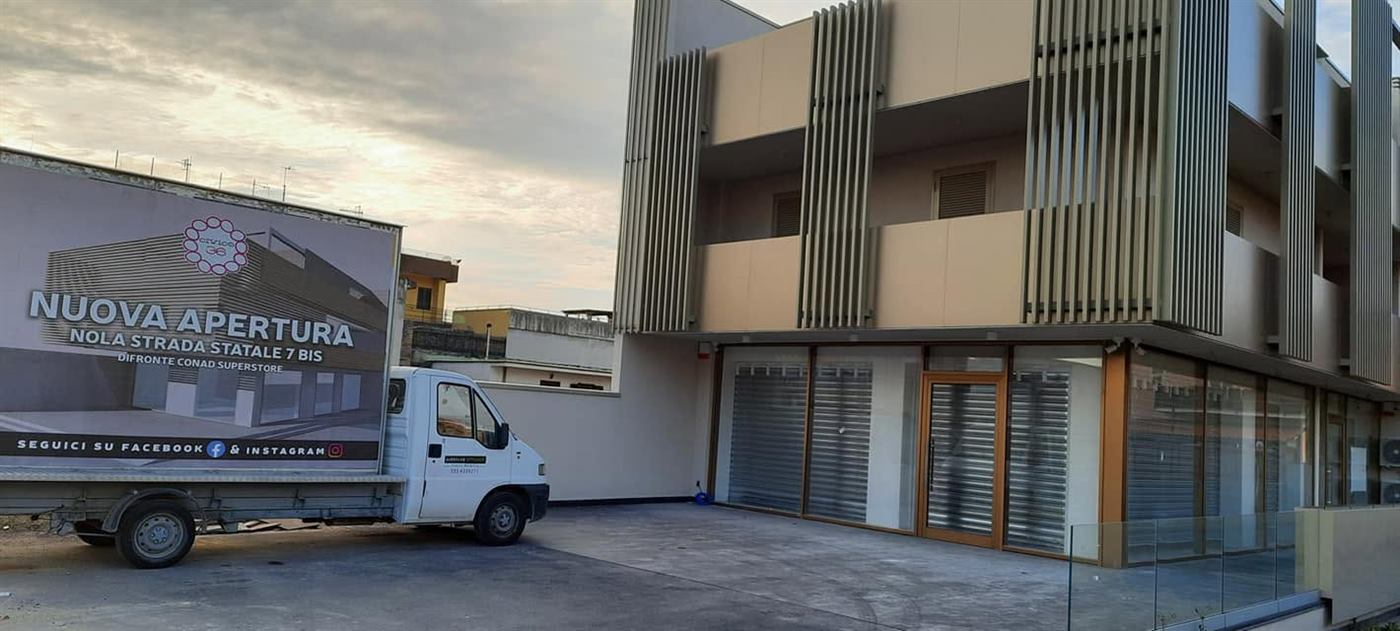 Camion vela Nuova apertura Nola davanti al negozio