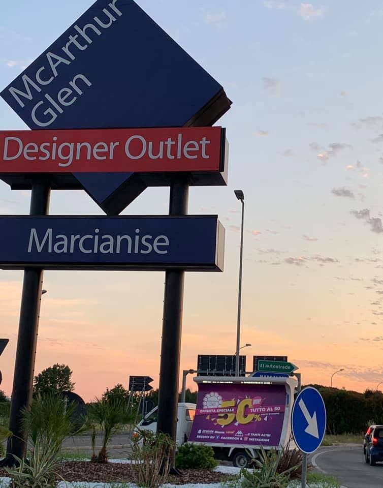 Camion vela sotto l'insegna del McArthurGlen Designer Outlet di Marcianise